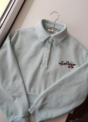 Світшот levi's cropped stevie блакитного кольору з вишитим логотипом, укорочений.  s