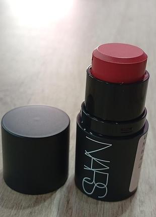 Многофункциональный кремово-пудровый сток для макияжа в оттенке fling nars the multiple