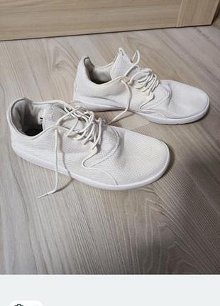 Оригинальные кроссовки nike air jordan eclipse в белом цвете с серебристо-золотовым вышитым фирменным логотипом, 28 см.по стельке.отсушенные стельки!!!
