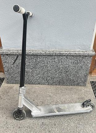 Трюковий самокат, помальований в чорний та сриблястий.продам за 800-900