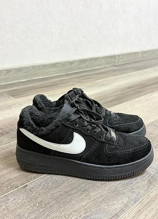 Теплі чорні кросівки nike (стиль air force 1) з хутром, устілка 23 см