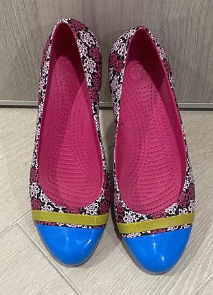 Crocs women's cap toe mondo roses ballet flat, розмір 42