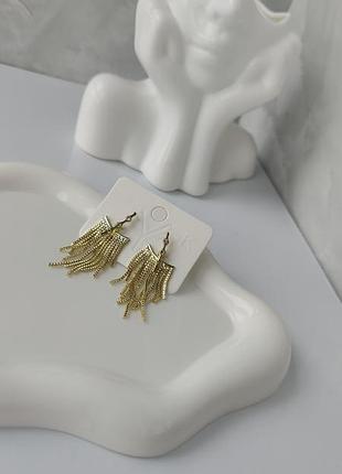 Стильные золотистые серьги-гвоздики с бахромой из цепочек и камнями