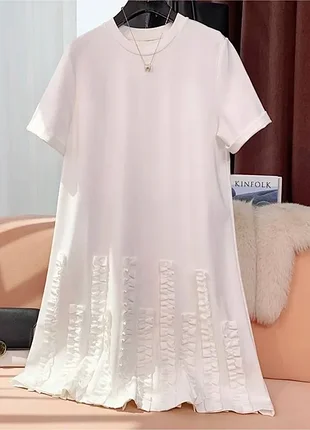 Сукня з рюшами середньої довжини