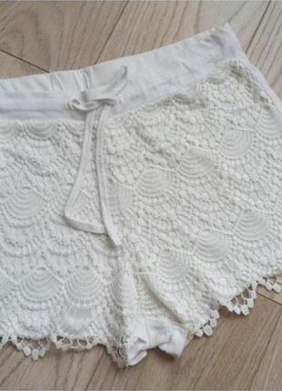 Белые ажурные шорты