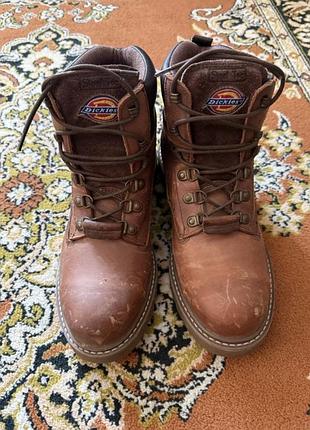 Оригінальні робочі ботінки dickies з натуральної коричневої шкіри.