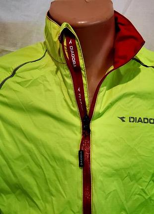 Яркая салатовая велосипедная куртка diadora, размер xs. дождевик ветровка diadora