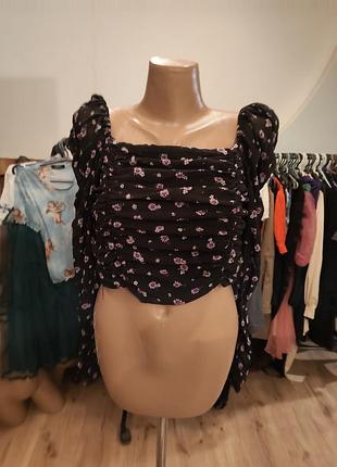 Черная блуза divided от h&amp;m с цветочным принтом и рукавами-фонариками.