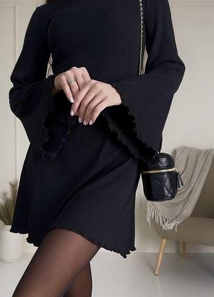 Красива чорна коротка сукня від prettylittlething .