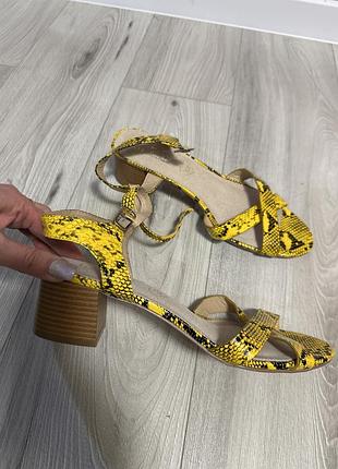 Босоніжки.   👡