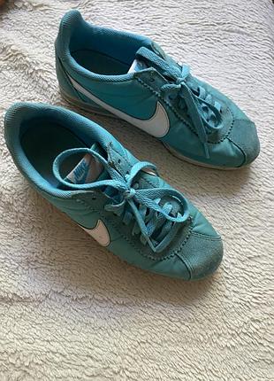 Кроссовки бирюзовые nike ткань и замш длина подошвы 26 см