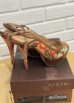Босоніжки vicini