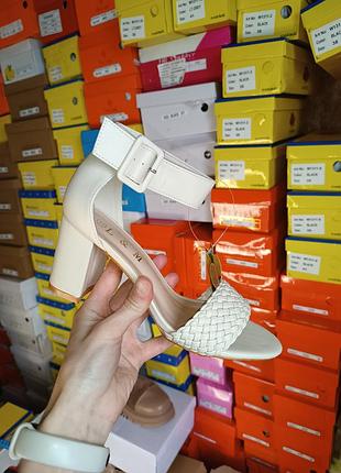 Женские босоножки закрытой пяткой на устойчивом каблуке светлый беж l&amp;m 36,39