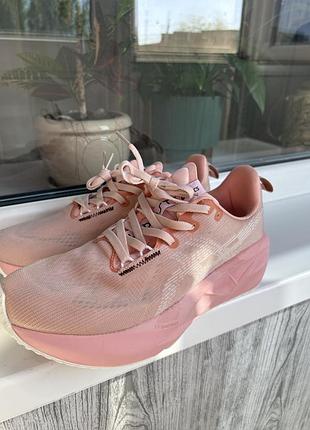Кросівки для бігу asics novablast 5 у рожевому кольорі
