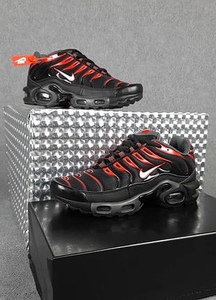 Nike tn plus чёрные с красным