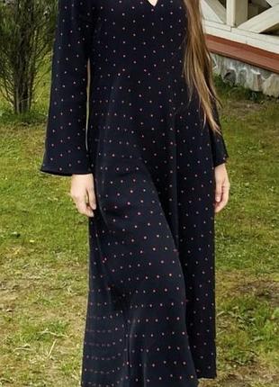 Чорна сатинова сукня з розклешоними рукавами