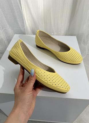 Желтые кожаные балетки с перфорацией