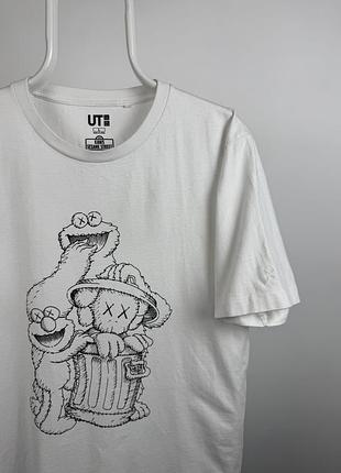 Футболка uniqlo sesame street x kaws