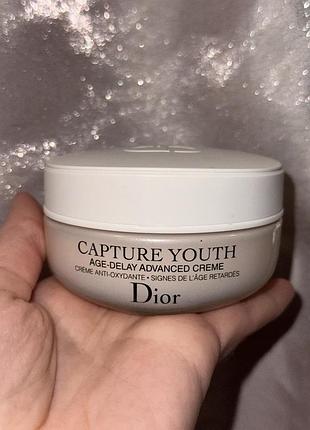 Оригинальный крем для лица dior capture youth age-delay advanced creme в банке объемом 50 мл.
это антивозрастной крем для лица и зоны вокруг глаз.