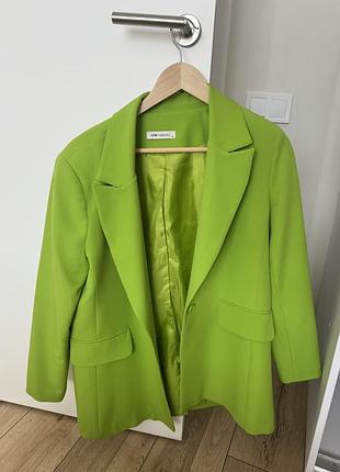 Костюм яскраво зеленого кольору. піджак розміру m, юбка l. бренд lcw casual. одягала один раз на захід