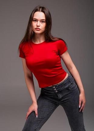 Женская футболка красная короткая