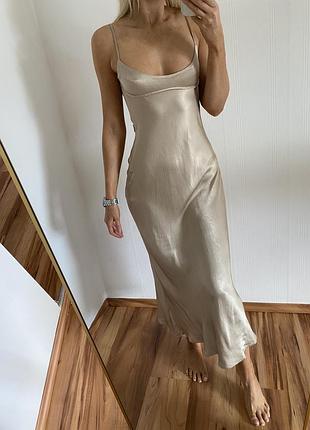 Zara платье сатин бежевое жемчужное макси платье