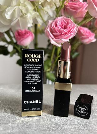 Rouge coco le rouge satiné soin hydratant et lissant longue tenue longwear satin lipstick hydrating and smoothing lip care 104 mademoiselle міні 1 гр.