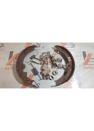 Комплект тормозных колодок стояночный тормоз правые левые 4653030020 lexus is 2005-2013