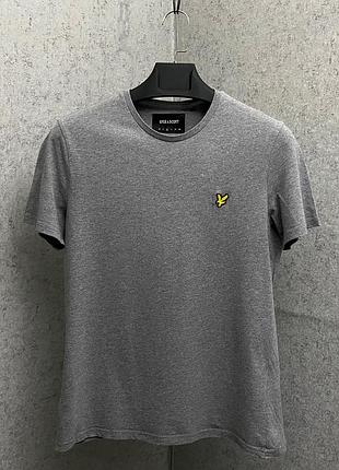 Сіра футболка від бренду lyle&scott