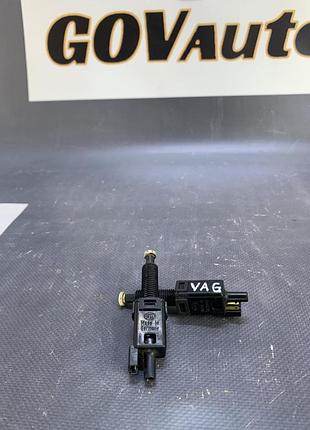 Датчик положення педалі зчеплення vag 811907343