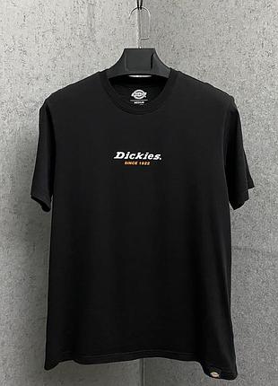 Чорна футболка від бренду dickies
