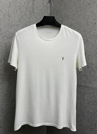 Біла футболка від бренду allsaints