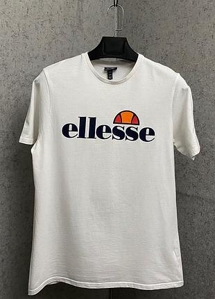 Біла футболка від бренду ellesse