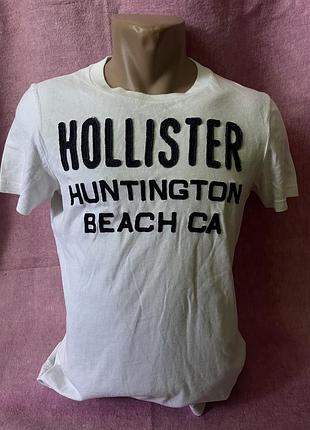 Hollister • біла футболка з вишивкою • розмір s