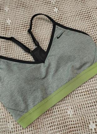 Спортивный топ размер м nike , принимаю заказы от 100 гр, нюанс указан на 4 фото