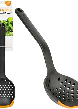 Кухонна ложка з отворами 37.2 см термопластик для кухні чорний fiskars se0622