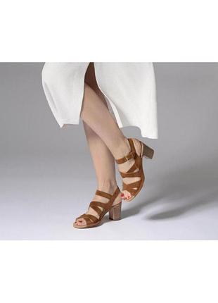 Замшевые босоножки clarks