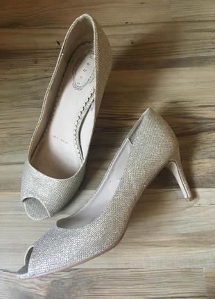 Англійські нарядні туфлі .