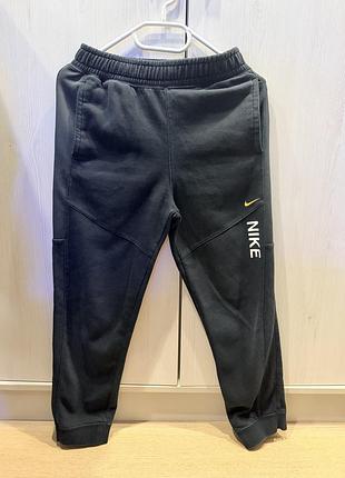 Оригінальний nike спортивні штани на хлопця 147-158