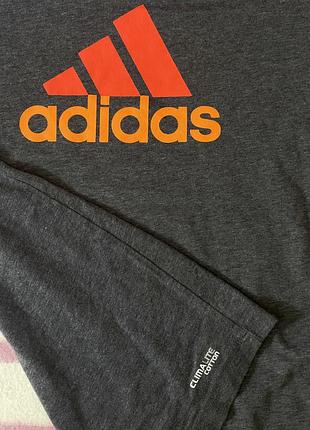 Adidas • сіра меланж футболка з великим оранжевим логотипом • розмір l