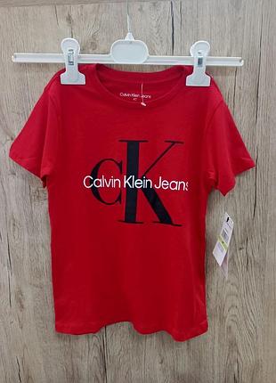 Красная детская футболка от бренда calvin klein jeans