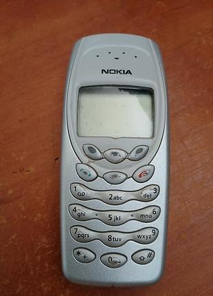 Кнопочний мобільний телефон nokia.