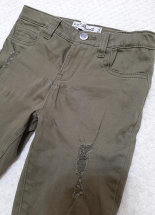 Крутые джинсы скинни, рваные на коленях denim co р. 134 (7-9 лет) тянутся, хаки 2