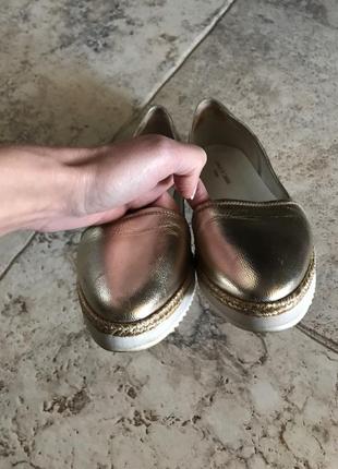Золотистые туфли итальянского бренда8 фото