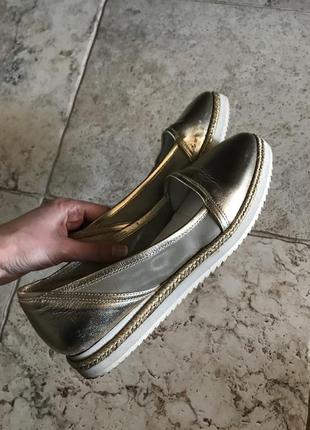 Золотистые туфли итальянского бренда9 фото