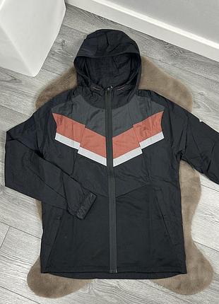 Чоловіча оригінальна легка вітровка nike для бігу
