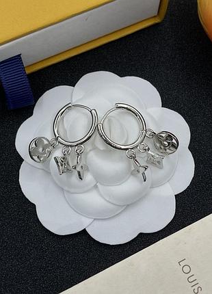Серьги луи виттон «monogram charms silver» люкс качество