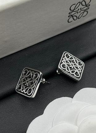 Серьги-гвоздики loewe серебристые, латунь с покрытием, гравировка