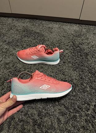 Оригінальні жіночі кросівки umbro