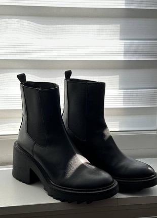 Чоботи stradivarius